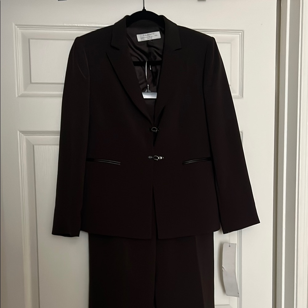 New Tahari Brown Two-Piece Pant Suit Sz 6P